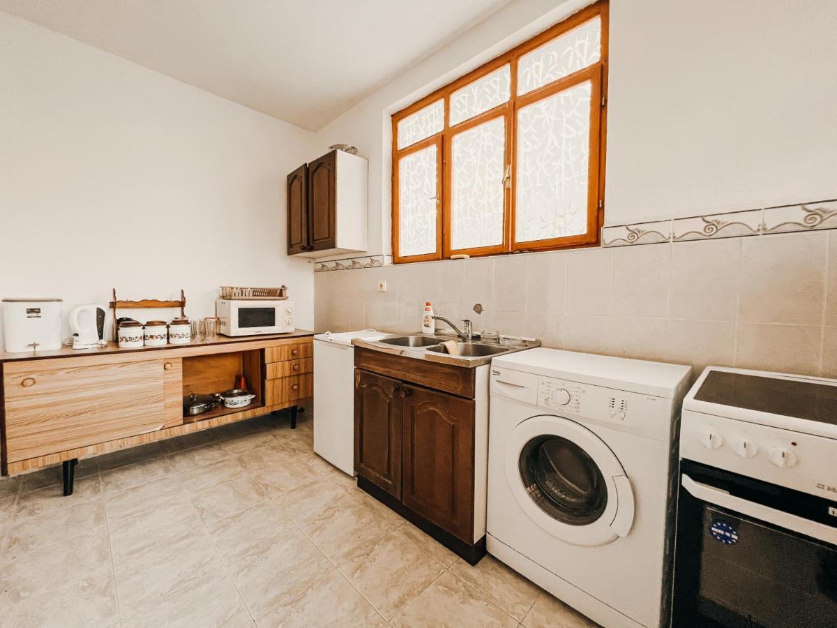 Vladivostok Apartments Тиват Екстериор снимка