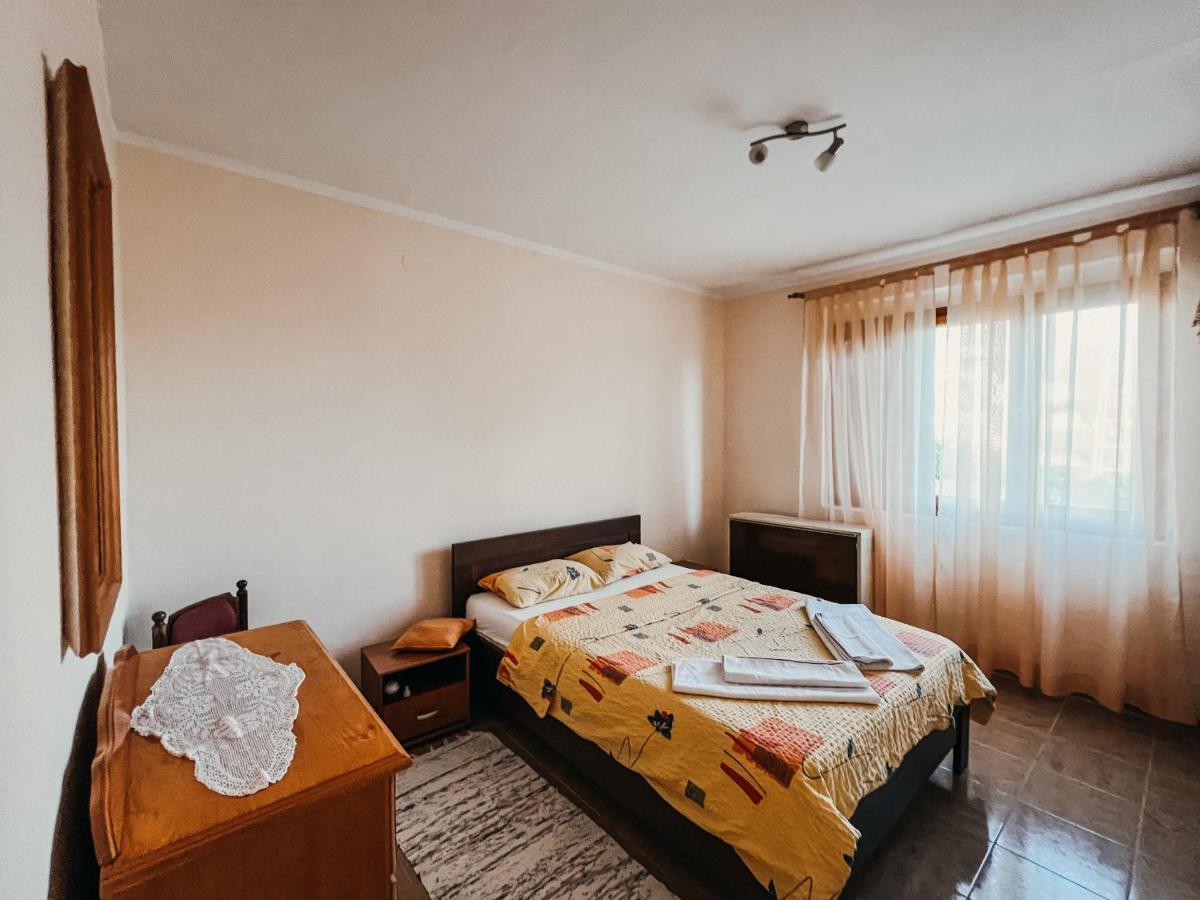 Vladivostok Apartments Тиват Екстериор снимка