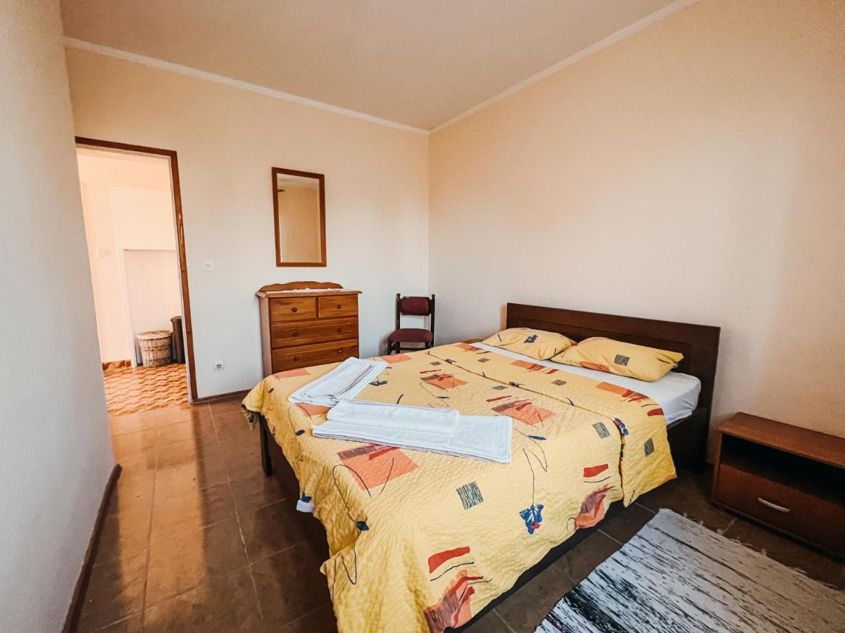 Vladivostok Apartments Тиват Екстериор снимка