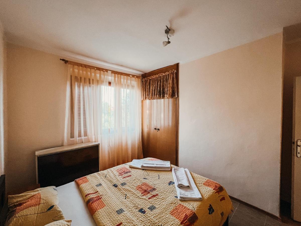 Vladivostok Apartments Тиват Екстериор снимка