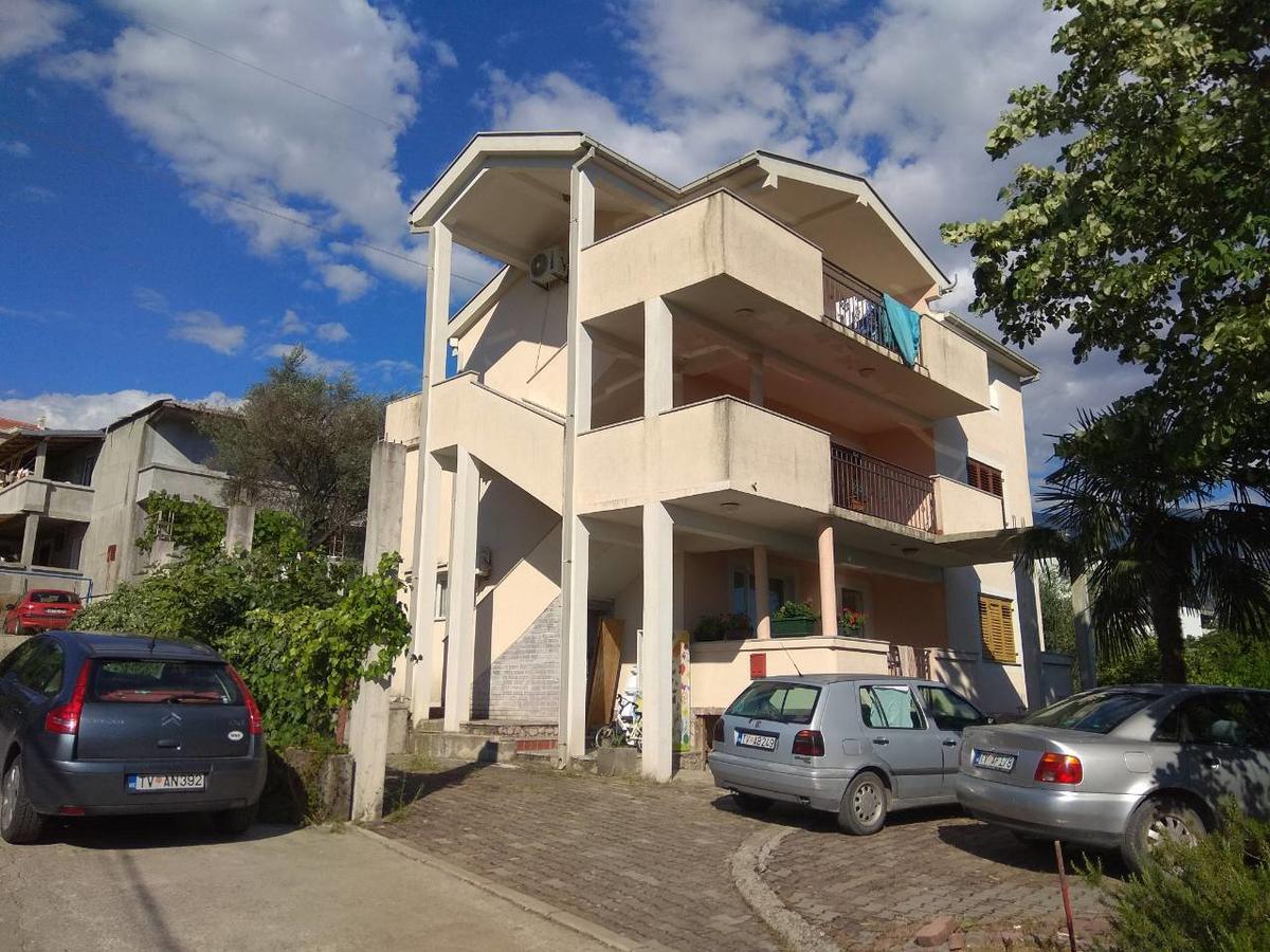 Vladivostok Apartments Тиват Екстериор снимка
